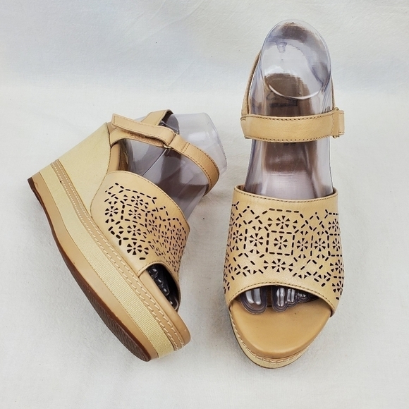 Clarks Collection cream/ tan leather wedge sandals size 8.5 M - Picture 1 of 10